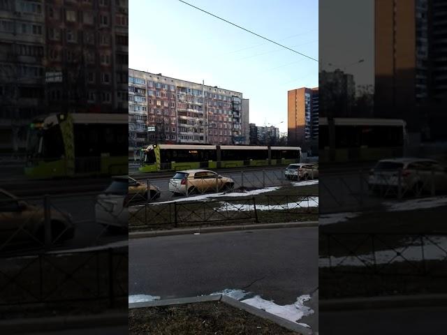 Трамвай Штадлер поехал по маршруту.