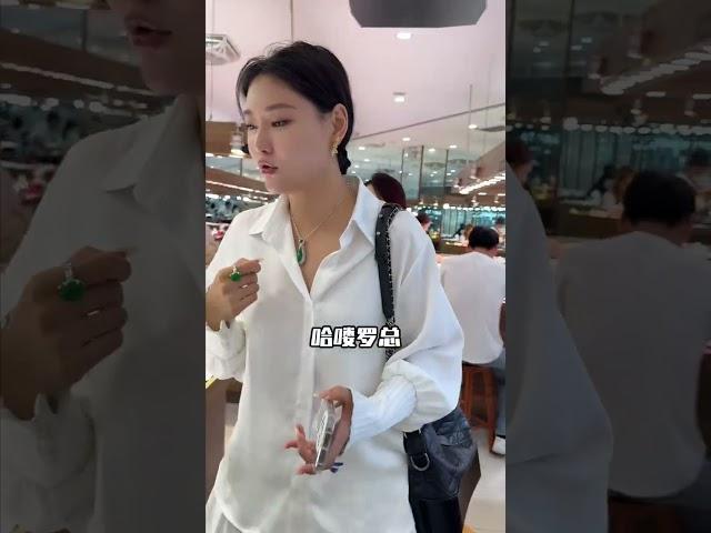 十幾萬預算要求找百萬標王貨頭同料，威士忌女老闆來平洲找到貝貝能幫她實現嗎？#天然翡翠 #翡翠代購 #翡翠 #翡翠手鐲 #翡翠玉石 #緬甸翡翠