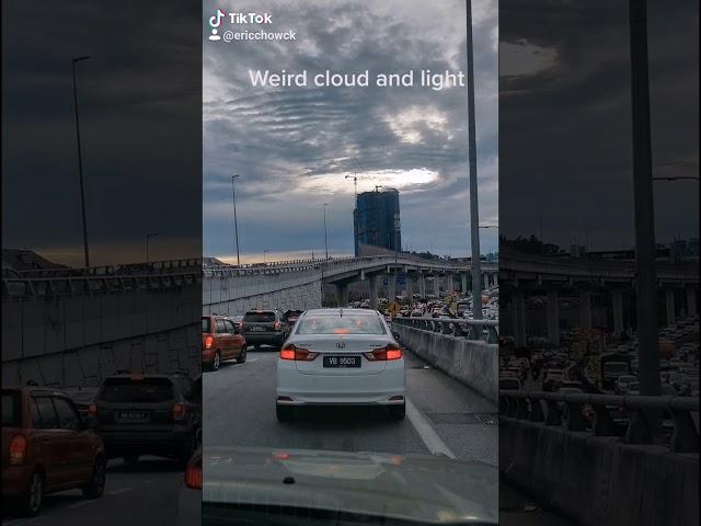 Wierd cloud and evening sunlight #natural #sky #heavytraffic #sunlight #cloud