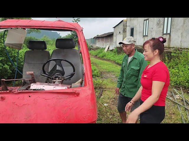 The genius girl successfully restored an old car that had been abandoned for a long time.