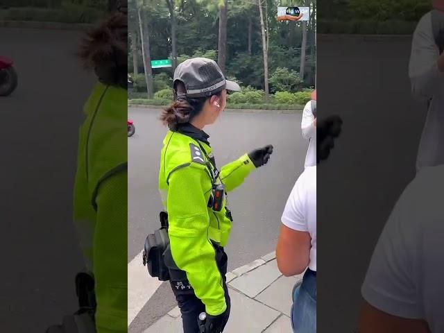 当外国游客遇到兔子警官李语蔚#李语蔚#兔子警官#正能量