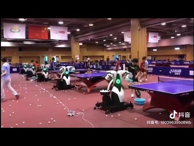 Тренировка китайских спортсменов по настольному теннису