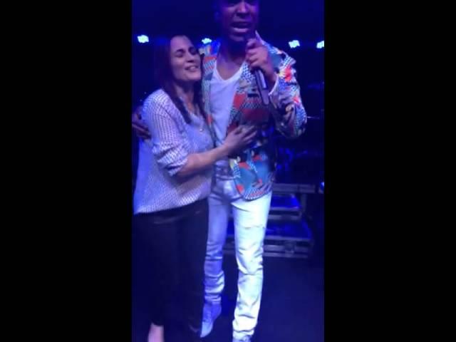 Alexandre Pires dança com a fã Mary - Sampa 29/05/2015