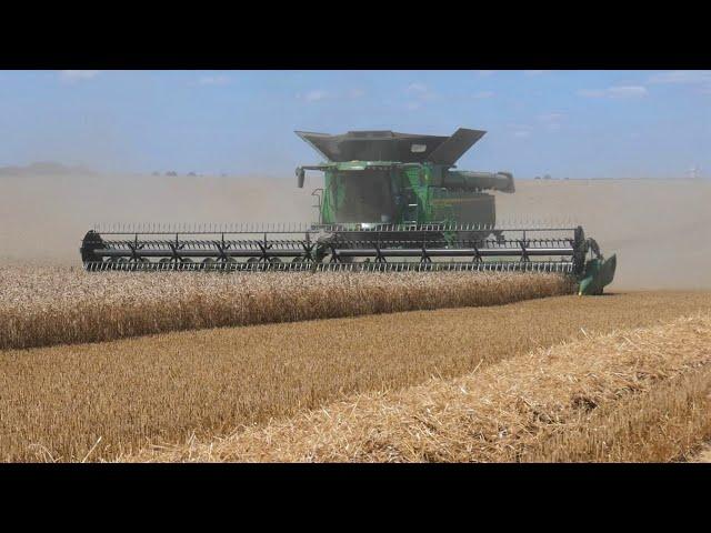 La moissonneuse-batteuse John Deere X9 1100 au travail dans la Somme.