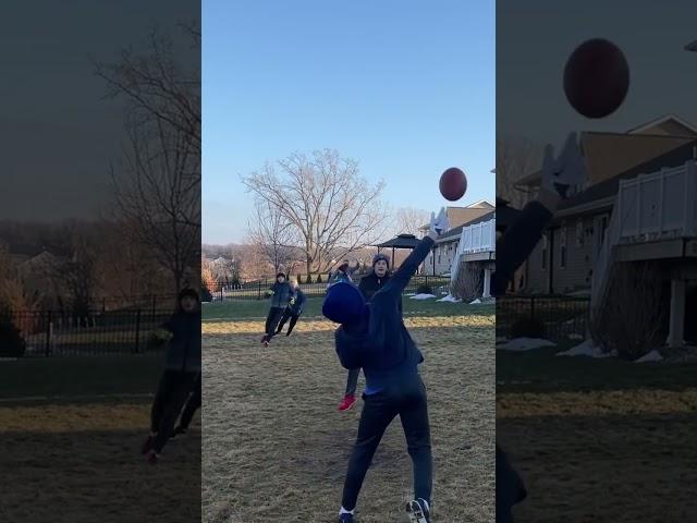 The craziest one hand catch of all time!! #football #viral #sports #shorts