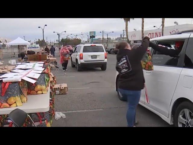 Las Vegas Culinary Union gives Thanksgiving baskets to employees striking