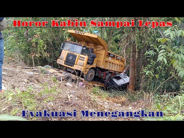 Horor Kabin Lepas : Proses Evakuasi Truk Scania R580 Hitam Muatan Alat Berat yang Temundur