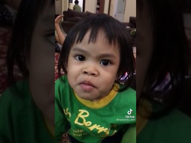 kelakuan si adik ini, bikin lucu dan gemes.