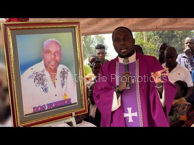 Father Ayogedde Amakulu ga RIP mukusabiira Omulambo gwa Dog Worrior Mukuziika