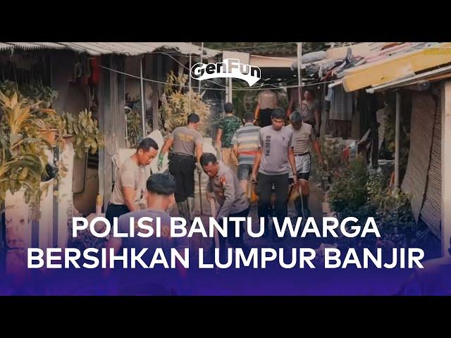 Polisi Bantu Warga Bersihkan Lumpur Usai Banjir di Bekasi Surut