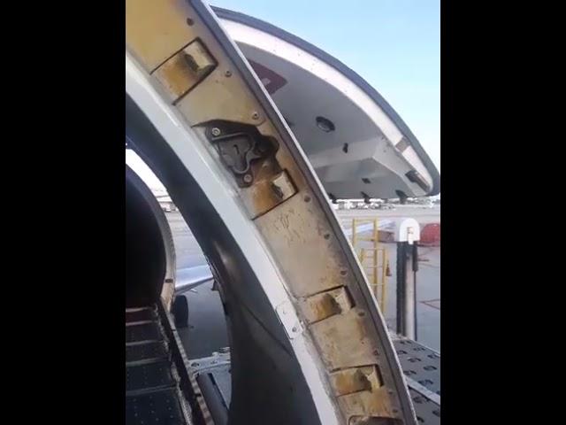 Opening the main cargo door on the 737-400F