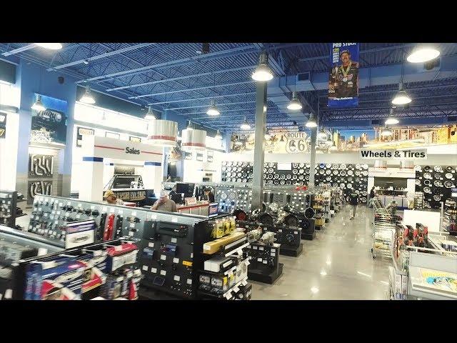 Summit Racing Equipment Opens in Arlington