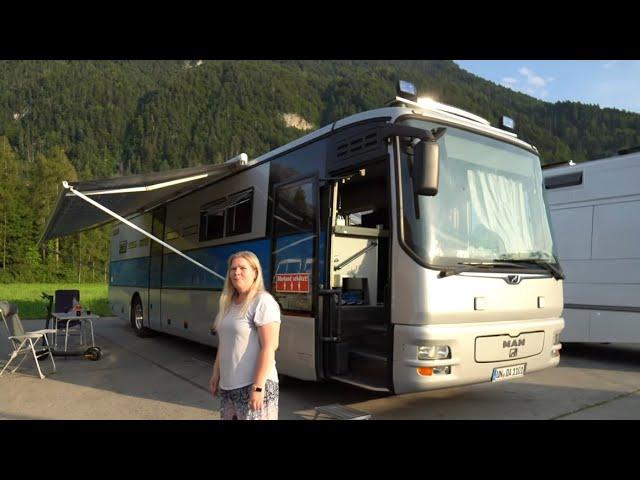 12m Knastbus zum coolen Wohnmobil umgebaut. Tanja lebt, wo andere eingesperrt waren. Vanlife 2021.