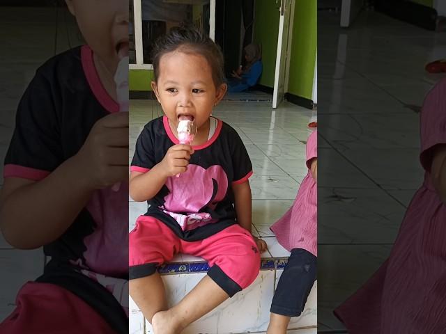 agisna sama Adilah makan es krim#shots