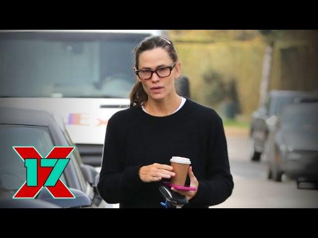 Jennifer Garner Grabs Coffee Before Taking The Kids To See 'Wicked'