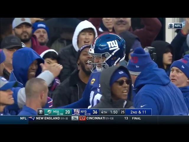 Eli Manning gets a standing ovation as he leaves the field for the final time