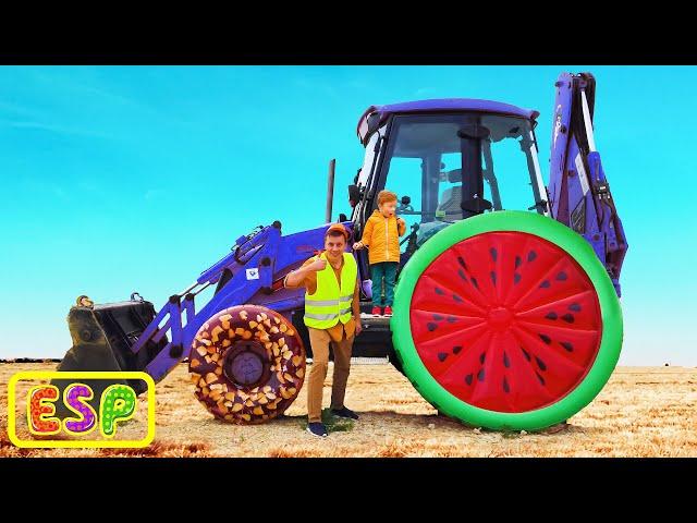 Papá en el tractor azul se cayó la rueda, el niño Leo vino al rescate y reparó el tractor