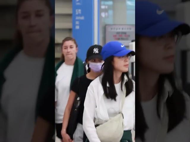 Olivia Rodrigo and Madison Hu were spotted at south Korea airport today #oliviarodrigo #madisonhu