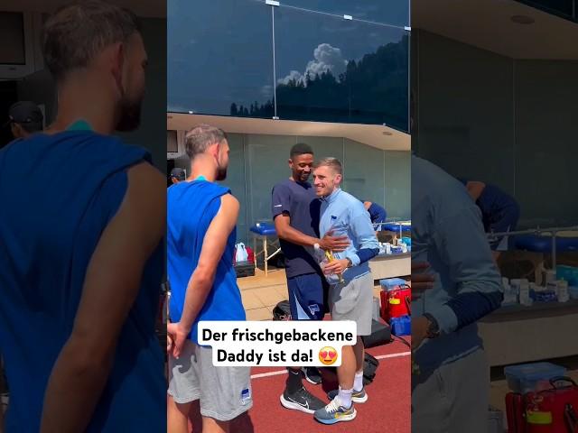 Jonjoe Kenny ist zum ersten Mal Vater geworden und jetzt auch endlich da! Herzlichen Glückwunsch! 