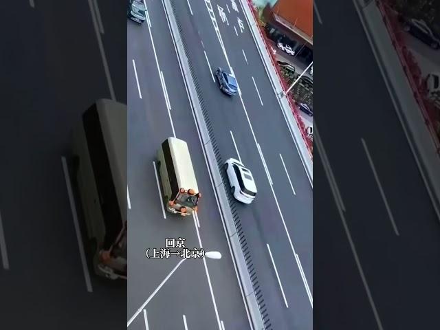 那个温和诚恳的少年走了……我觉得人民怀念的其实是他与百姓之间的“近”。李克强总理一路走好。