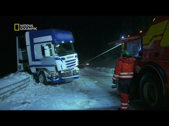 Holownik zablokował drogę, więc musieli się śpieszyć! [Najniebezpieczniejsze drogi Europy]