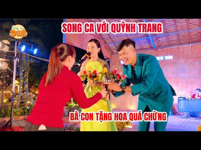 Lần đầu Khương Dừa song ca Quỳnh Trang tại HQ Ngôi Sao Miệt Vườn được bà con cổ vũ tặng quá trời hoa