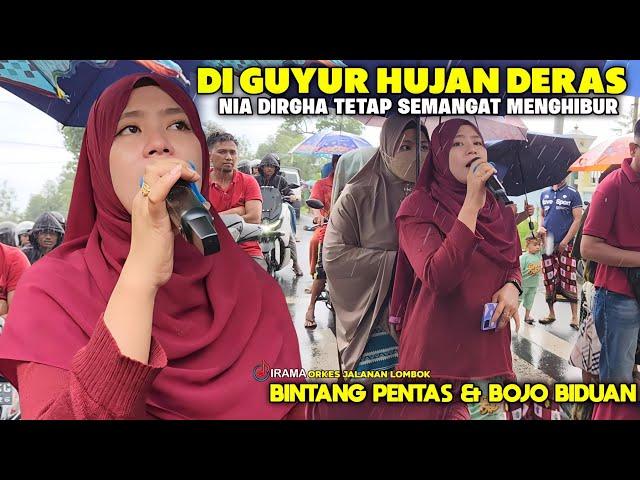 SEMANGATNYA MANTAP WALAUPUN DI GUYUR HUJAN NIA DIRGHA TETAP ASYIK MENGHIBUR PENGANTIN HARI INI