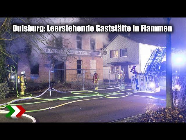 Duisburg: Leerstehende Gaststätte in Flammen