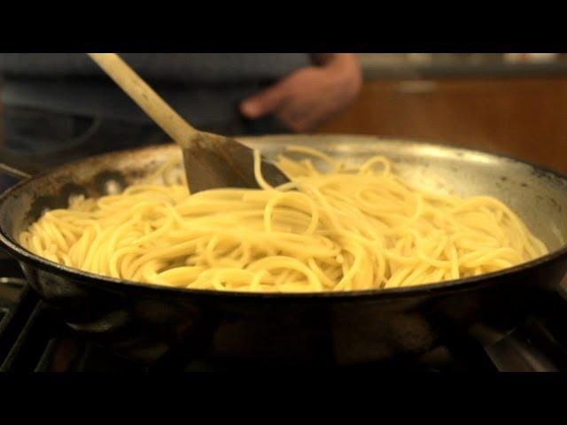 How to Quickly Cook Pasta in a Frying Pan - CHOW Tip