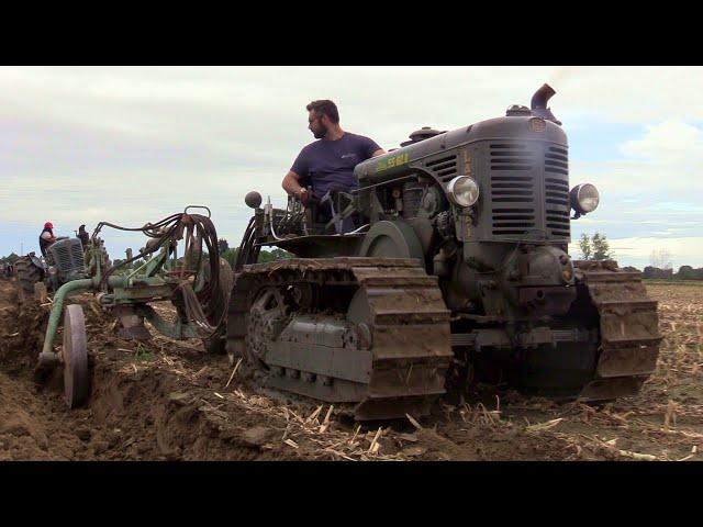 Aratura Landini L55 B cingolato by Giovanetti Enzo | Unique crawler 55 B hot bulb tractor plowing