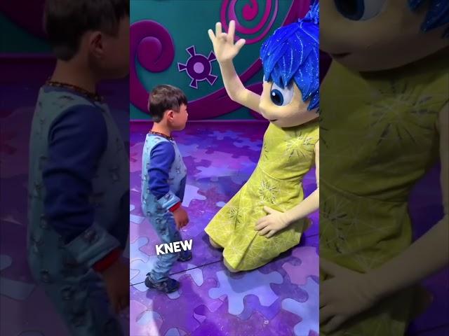 Little boy with special needs made a new best friend at Disney World ️