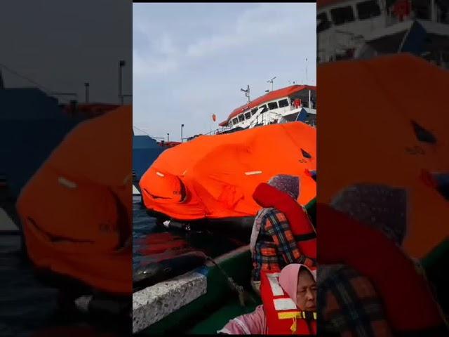 Dramatis ! detik2 Evakuasi penumpang kapal Ferry yg alam' kebakaran di pelabuhan merak - Bakauheni .