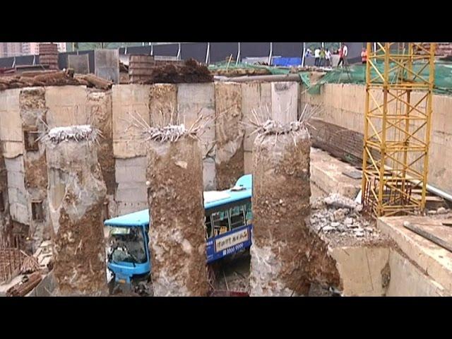 Bizar: bus valt in bouwplaats