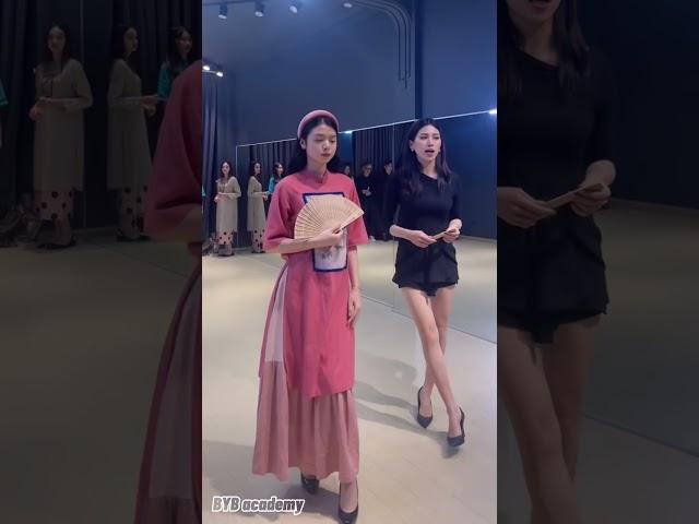 Cô nàng 2k4 Catwalk cực đẹp với trang phục áo dài | BYB Academy | Đào tạo người mẫu