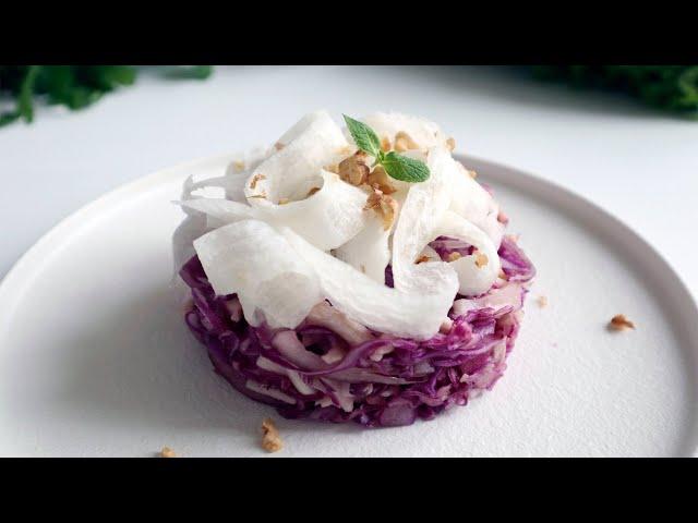 Салат из красной капусты с копченостями