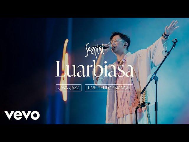 Sezairi - Luarbiasa (Live Performance)