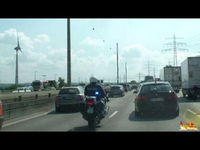 2 Polizeimotorräder (Krad) mit Sondersignal auf der Autobahn A7 unterwegs