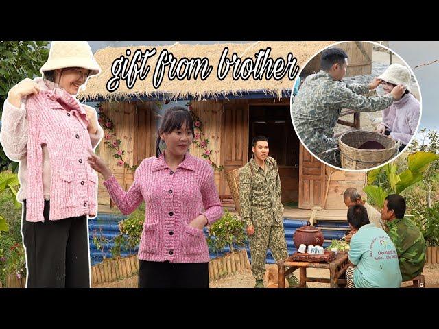 Soldier Hong’s Thoughtful Gift to Thuy: A Cozy Sweater, A Cute Hat and Lovely Shoes | SUNG A PAO