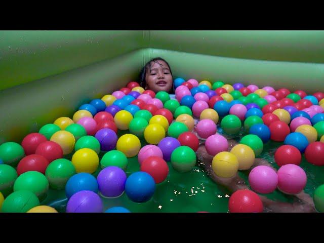 UNBOXING THE SWIMMING POOL WHILE BATHING WITH COLORFUL BALLS Kids Swimming Pool