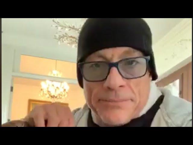 LE GRAND JEAN CLAUDE VAN DAMME EN ROLLER BLADE FAISANT SON MÉNAGE