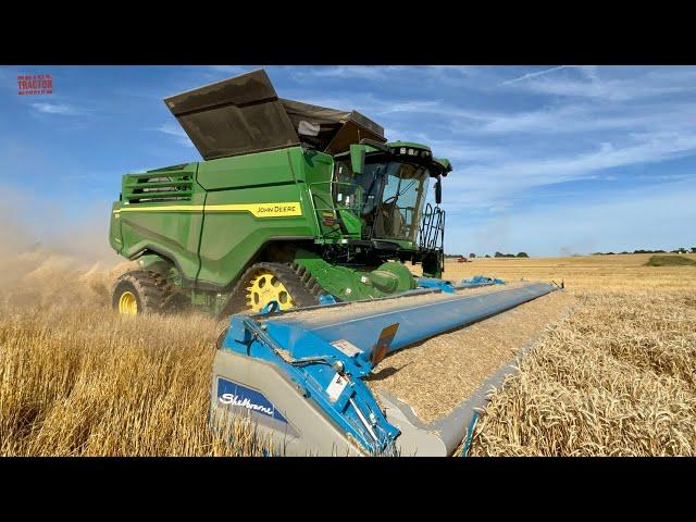 JOHN DEEERE X9 1100 Combine on Tracks Harvesting Wheat