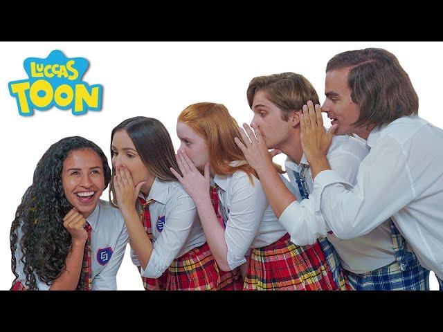 JUGANDO A LAS ESCONDIDAS EN LA ESCUELA / LUCCAS TOON en Español