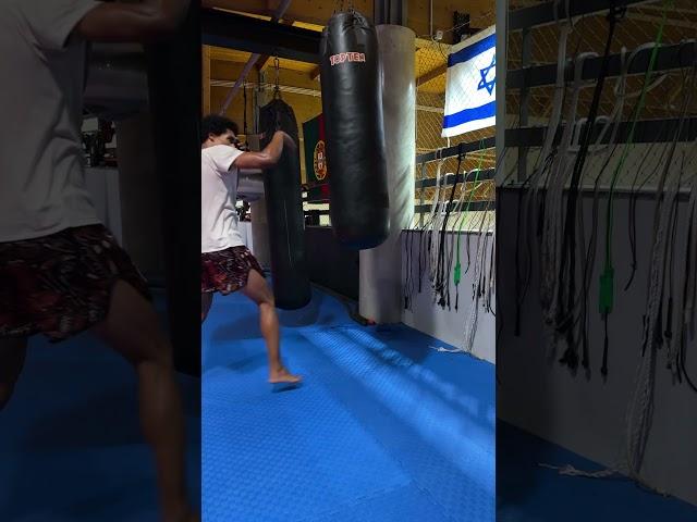 Slow mo elbows. @luckys_team @jesualdobraga9963  #muaythai #bagwork