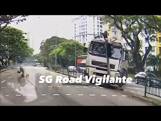 16apr2023 Sembcorp garbage truck swerve sideway when trying to stop & smash into the traffic light