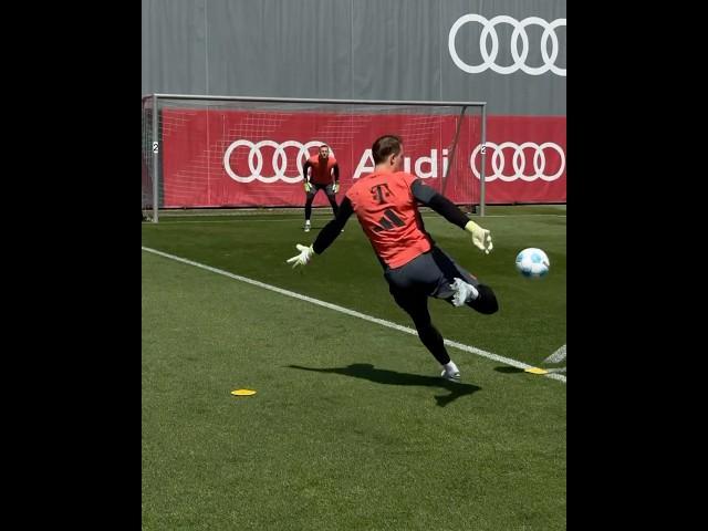 Manuel Neuer and Daniel Peretz in a Bayern training session for goalkeepers at Säbener Straße
