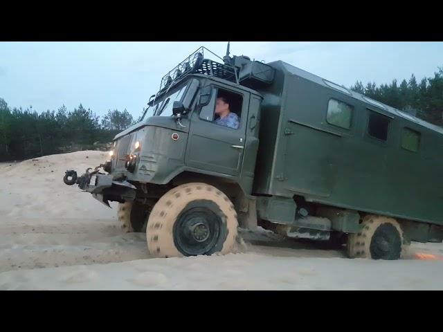 ГАЗ-66 в песчаную гору