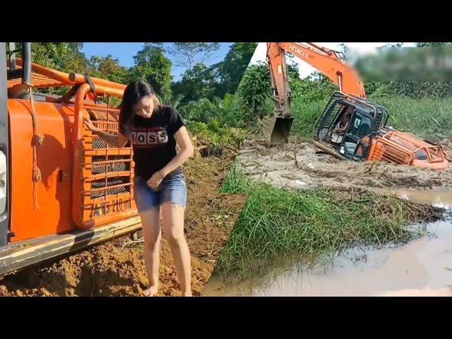 detik detik excavator tenggelam di rawa nyaris tidak bisa keluar.