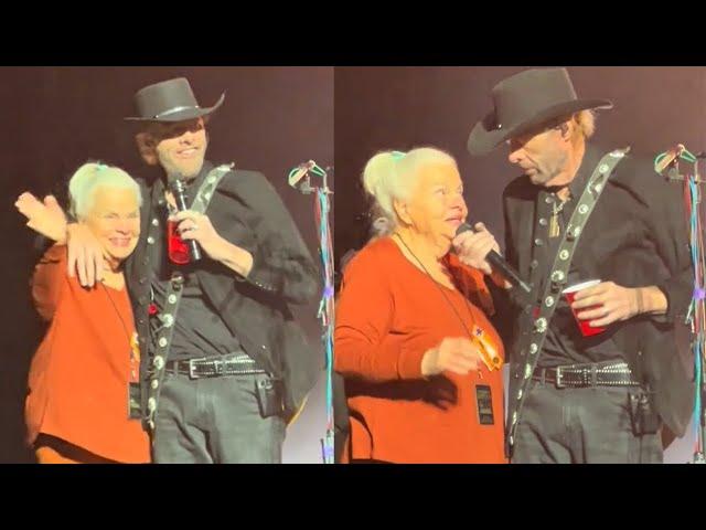 Toby Keith Brings His Mom Out on Stage for Final Performance