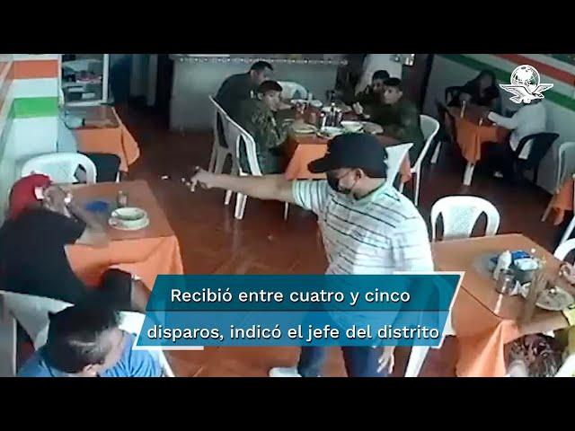 Video capta momento en que sicario ejecuta a un hombre, frente a un grupo de militares