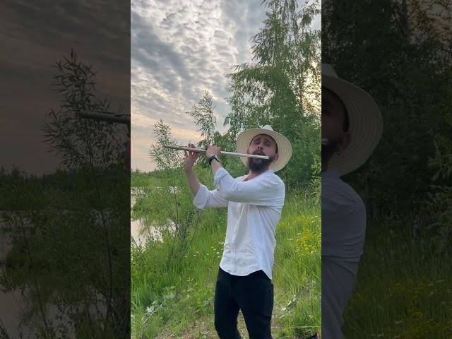 Чувак в странной шляпе играет классику на природе
